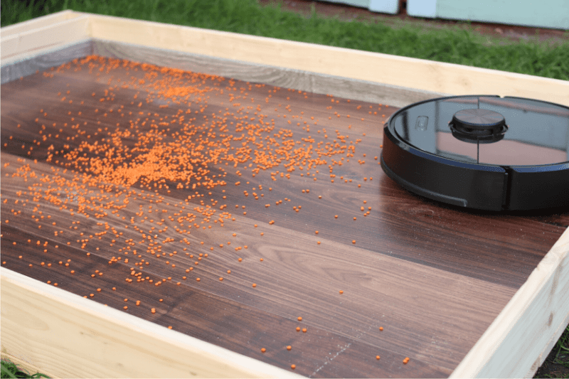 Roborock S6 in the lentil suction test on laminate